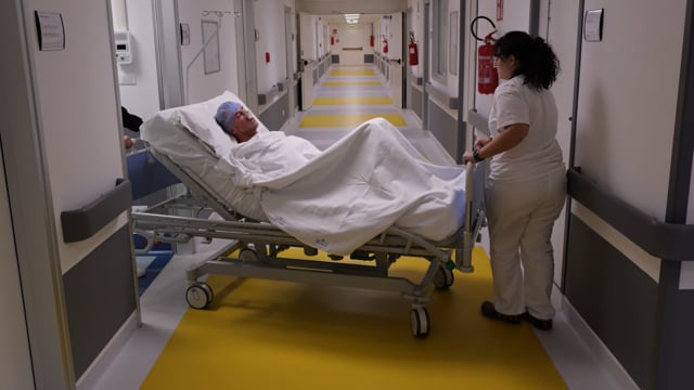 Ritorno del paziente in stanza di degenza dopo intervento chirurgico