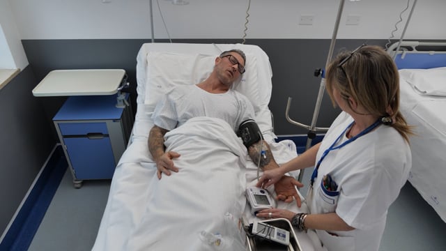 Accoglimento in stanza del paziente dopo intervento chirurgico da parete del personale sanitario