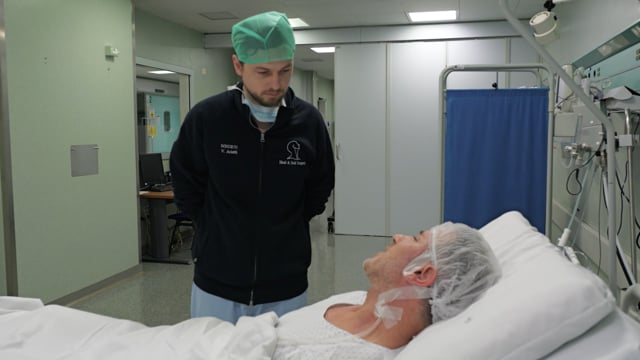 Colloquio medico-paziente dopo intervento chirurgico