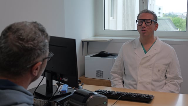 Visita ambulatoriale medico il radiologo interventista-paziente