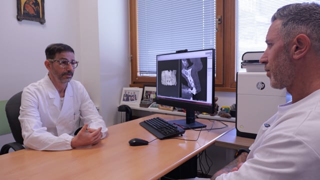 Colloquio pre – operatorio medico chirurgo e paziente. Incontro informativo e di preparazione all’intervento chirurgico