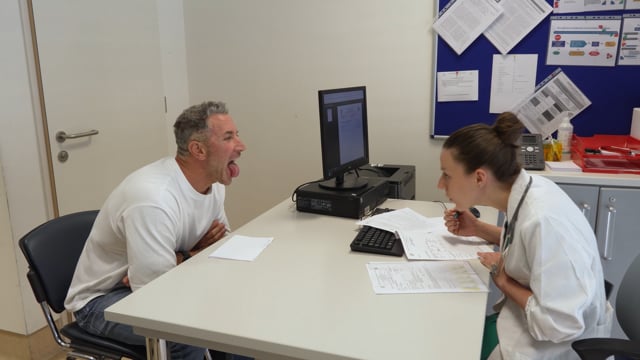 Colloquio pre-operatorio medico anestesista e paziente